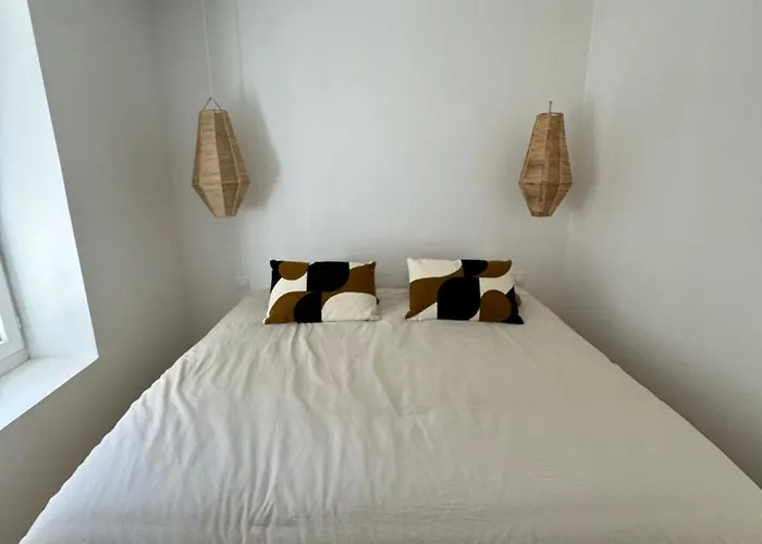 La Halte Des Arenes De Nimes - Appartement Minimaliste - Ecusson Nimes