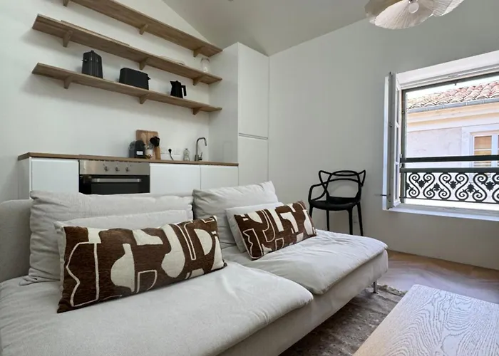 La Halte Des Arenes De Nimes - Appartement Minimaliste - Ecusson Nimes