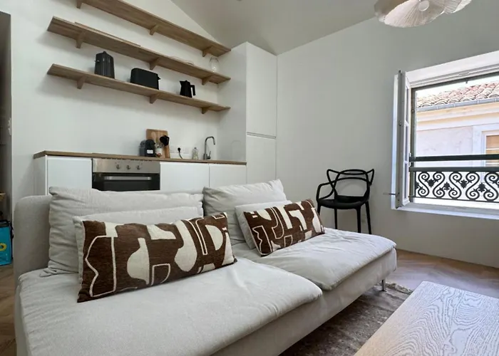La Halte Des Arenes De Nimes - Appartement Minimaliste - Ecusson Nimes